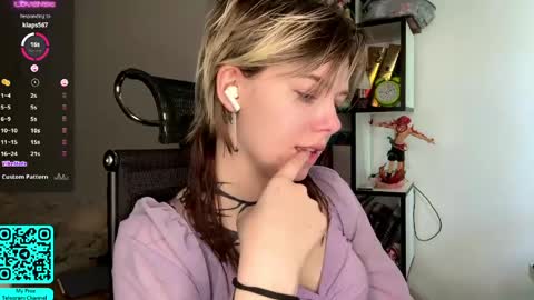 Snapshot of liliandaniels chatting on May 9, 7:24 am Lilian online show from May 9, 7:24 am