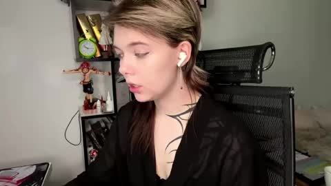 Snapshot of liliandaniels chatting on May 24, 7:02 am Lilian online show from May 24, 7:02 am