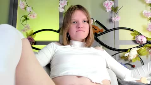 Snapshot of lilianslow chatting on December 13, 8:15 pm hi guys Im new here Im 18 years oldIve never had sex online show from December 13, 8:15 pm