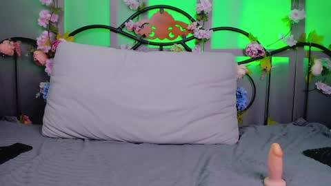 Snapshot of lilianslow chatting on February 1, 2:02 pm hi guys Im new here Im 18 years oldIve never had sex online show from February 1, 2:02 pm