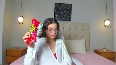 Snapshot of lilie_petite chatting on December 4, 11:24 pm Lilie online show from December 4, 11:24 pm