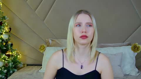 Snapshot of lililinn chatting on December 23, 12:52 pm LiliLinn online show from December 23, 12:52 pm