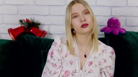Snapshot of lililinn chatting on December 27, 8:24 am LiliLinn online show from December 27, 8:24 am
