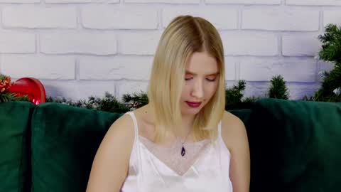 Snapshot of lililinn chatting on January 15, 10:27 am LiliLinn online show from January 15, 10:27 am