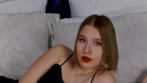 Snapshot of lililinn chatting on February 22, 9:23 am LiliLinn online show from February 22, 9:23 am