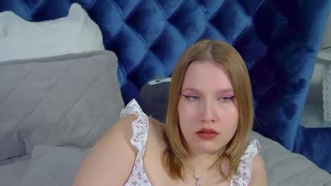 Snapshot of lililinn chatting on May 5, 5:04 am LiliLinn online show from May 5, 5:04 am