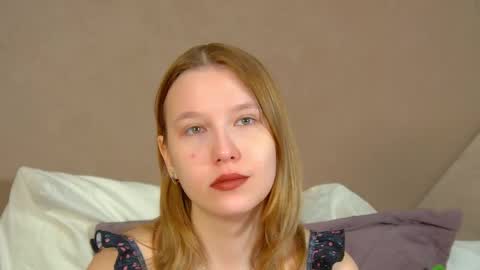 Snapshot of lililinn chatting on June 8, 4:24 am LiliLinn online show from June 8, 4:24 am
