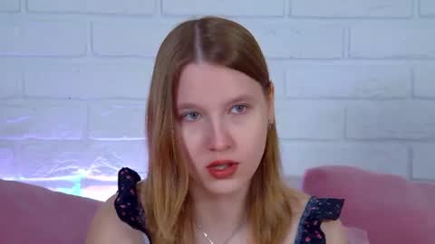 Snapshot of lililinn chatting on June 18, 4:24 am LiliLinn online show from June 18, 4:24 am