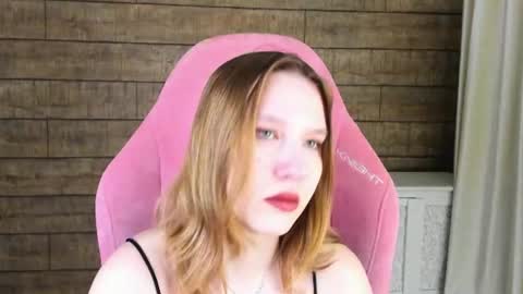 Snapshot of lililinn chatting on June 26, 4:28 am LiliLinn online show from June 26, 4:28 am