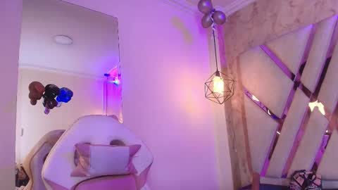 Snapshot of lilith_curvy chatting on December 15, 7:51 pm online show from December 15, 7:51 pm