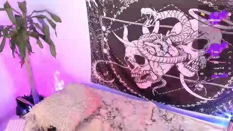 Snapshot of lilith_jovovich chatting on December 17, 11:11 pm online show from December 17, 11:11 pm