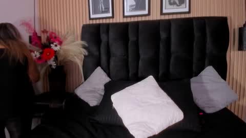   online show from December 5, 6:04 pm