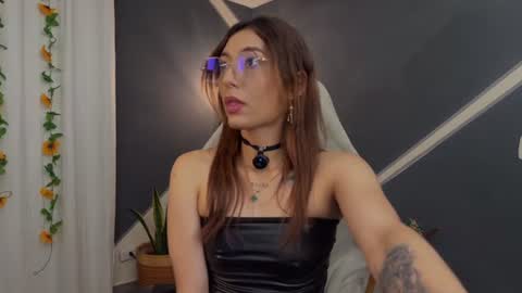 Snapshot of lilithrose_b chatting on June 23, 1:25 am Lele online show from June 23, 1:25 am