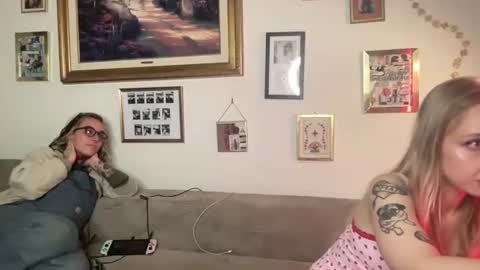 Snapshot of lill_daddysgirl chatting on November 21, 2:32 am lilldaddysgirl online show from November 21, 2:32 am