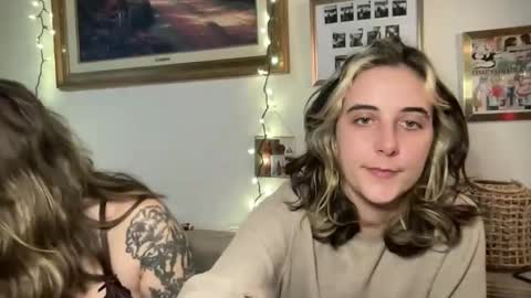 Snapshot of lill_daddysgirl chatting on December 16, 12:15 am lilldaddysgirl online show from December 16, 12:15 am