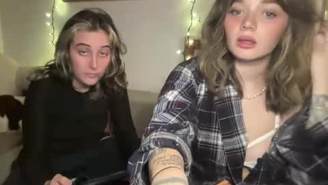Snapshot of lill_daddysgirl chatting on December 17, 3:12 am lilldaddysgirl online show from December 17, 3:12 am