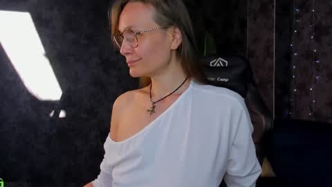 Snapshot of lillian_white1 chatting on June 14, 1:03 am lillian_white1 online show from June 14, 1:03 am