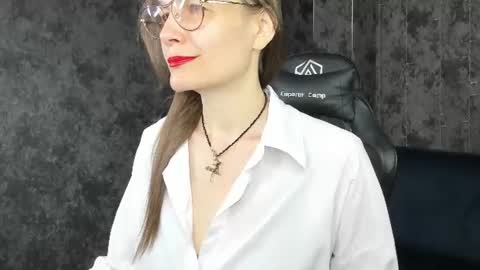 Snapshot of lillian_white1 chatting on June 16, 12:35 am lillian_white1 online show from June 16, 12:35 am