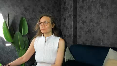Snapshot of lillian_white1 chatting on June 23, 1:03 am lillian_white1 online show from June 23, 1:03 am