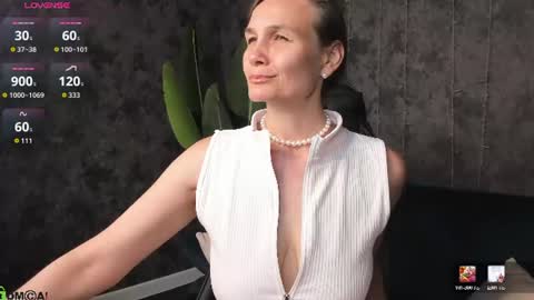 Snapshot of lillian_white1 chatting on July 7, 6:47 am lillian_white1 online show from July 7, 6:47 am