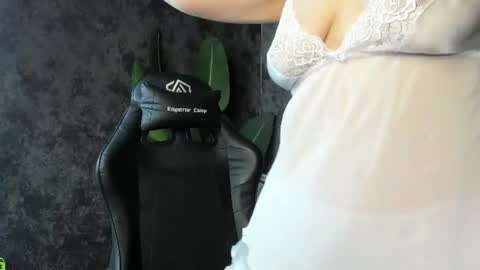 Snapshot of lillian_white1 chatting on July 13, 12:57 am lillian_white1 online show from July 13, 12:57 am