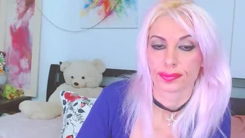 Lara online show from November 9, 8:40 pm