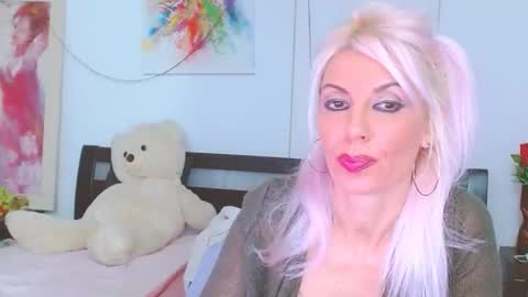 Lara online show from November 20, 9:25 pm