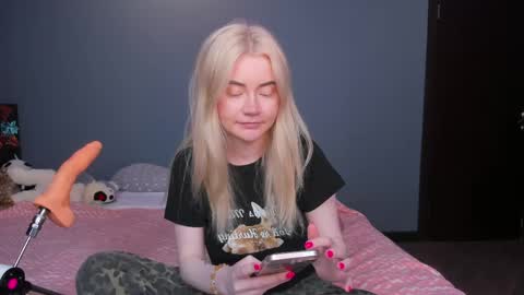 lillie_berry online show from May 10, 5:34 am