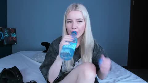 lillie_berry online show from June 7, 4:27 am