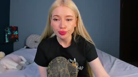 lillie_berry online show from June 30, 5:19 am