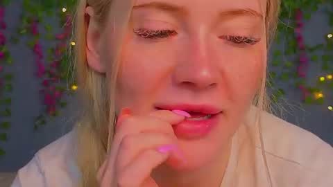 lillie_berry online show from July 16, 5:35 am