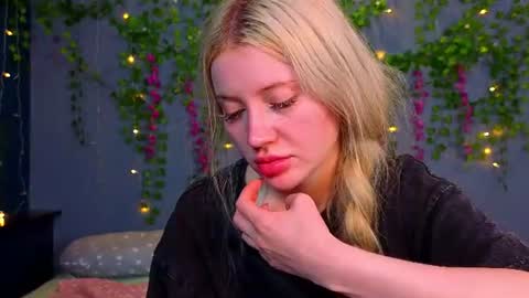 lillie_berry online show from July 18, 5:00 am