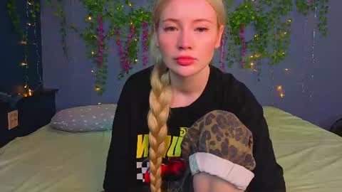 lillie_berry online show from July 19, 4:16 am