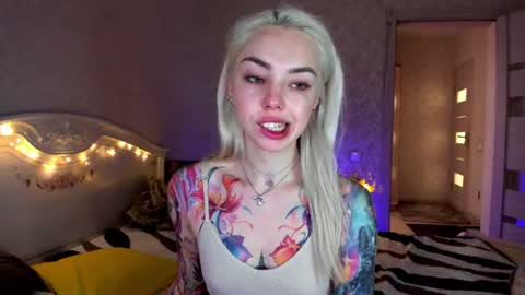 Snapshot of lillimooore chatting on June 18, 6:02 am LilliMoore online show from June 18, 6:02 am