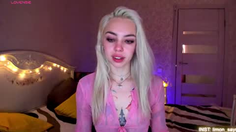Snapshot of lillimooore chatting on June 19, 12:26 am LilliMoore online show from June 19, 12:26 am