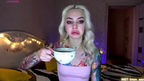 Snapshot of lillimooore chatting on June 27, 11:21 pm LilliMoore online show from June 27, 11:21 pm