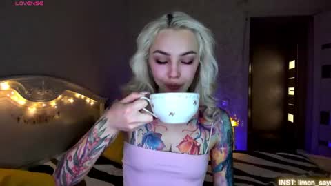 Snapshot of lillimooore chatting on July 1, 11:04 pm LilliMoore online show from July 1, 11:04 pm