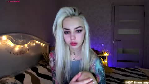 Snapshot of lillimooore chatting on July 15, 11:43 pm LilliMoore online show from July 15, 11:43 pm