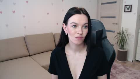 lilliyves online show from April 7, 9:43 am