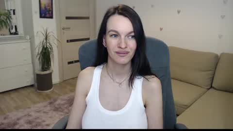 lilliyves online show from July 8, 8:35 pm