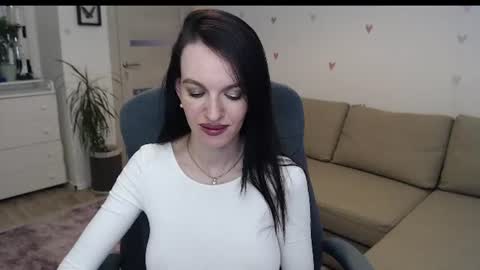 lilliyves online show from July 24, 5:11 pm