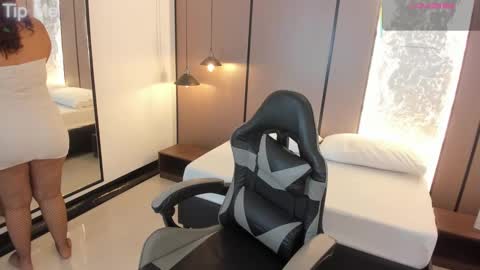 L I L L Y online show from September 15, 12:05 pm