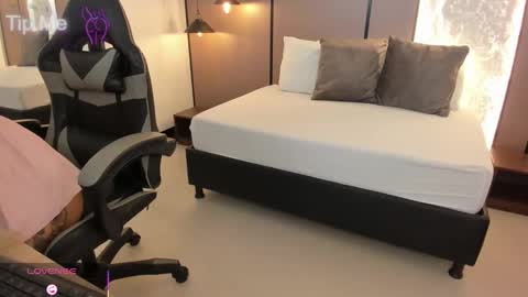 L I L L Y online show from September 30, 12:21 pm