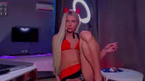 Snapshot of lilly_lux chatting on June 17, 4:08 pm lilly_lux online show from June 17, 4:08 pm