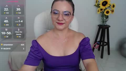 Snapshot of lilly_milf chatting on October 25, 3:51 pm Lilly online show from October 25, 3:51 pm