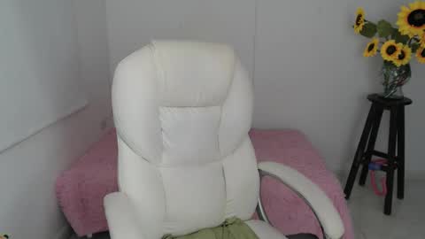 Snapshot of lilly_milf chatting on November 17, 1:17 pm Lilly online show from November 17, 1:17 pm