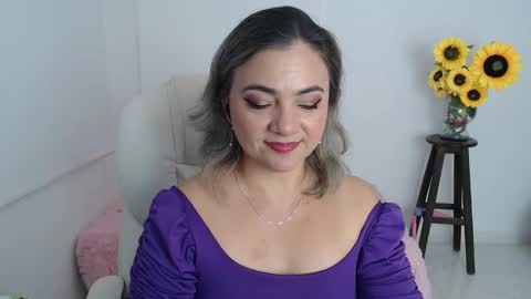 Snapshot of lilly_milf chatting on November 25, 2:17 pm Lilly online show from November 25, 2:17 pm