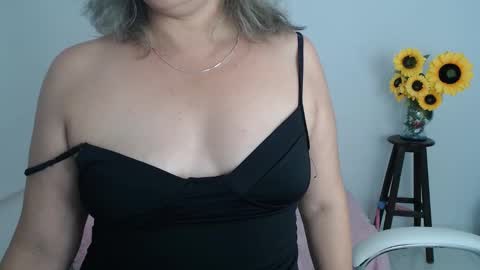Snapshot of lilly_milf chatting on November 26, 3:35 pm Lilly online show from November 26, 3:35 pm