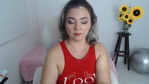 Snapshot of lilly_milf chatting on November 29, 3:48 pm Lilly online show from November 29, 3:48 pm