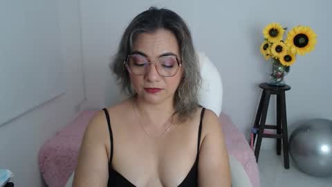 Snapshot of lilly_milf chatting on November 30, 1:59 pm Lilly online show from November 30, 1:59 pm